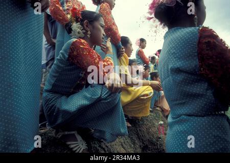 Les gens traditionnels vêtiaient au festival de printemps et d'eau près de la ville de Jinghong à Xishuangbanna dans la région de la province du Yunnan en Chine Banque D'Images