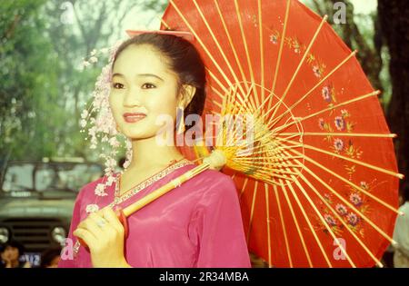 Les gens traditionnels vêtiaient au festival de printemps et d'eau près de la ville de Jinghong à Xishuangbanna dans la région de la province du Yunnan en Chine Banque D'Images