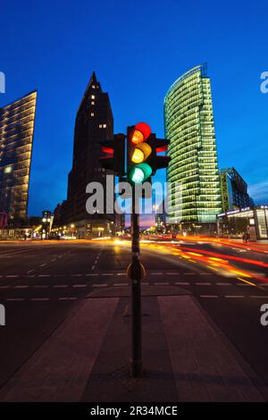 Vue de nuit sur les gratte-ciels de la Potsdamer Platz à Berlin, en Allemagne Banque D'Images