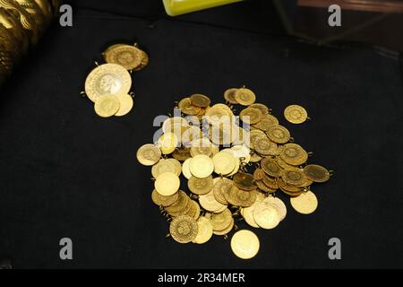 Quart turc pièces d'or sur fond noir. Idée de photo de concept de pièces d'or turques. Banque D'Images