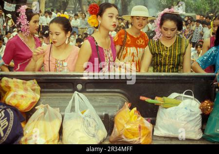 Les gens traditionnels vêtiaient au festival de printemps et d'eau près de la ville de Jinghong à Xishuangbanna dans la région de la province du Yunnan en Chine Banque D'Images