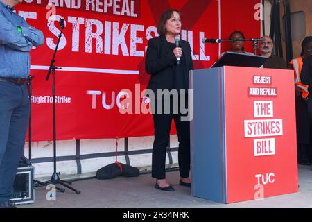 Londres, Angleterre, Royaume-Uni. 22nd mai 2023. Protéger le droit de grève TUC proteste contre le projet de loi de grève proposé par les gouvernements sur la place du Parlement. Parmi les orateurs figuraient Mick Lynch de la TUC et la députée travailliste JO Stevens crédit: Denise Laura Baker/Alay Live News Banque D'Images