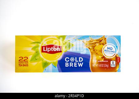 Boîte de sachets de thé Lipton Cold Brew de taille familiale isolés sur blanc. ÉTATS-UNIS. Banque D'Images