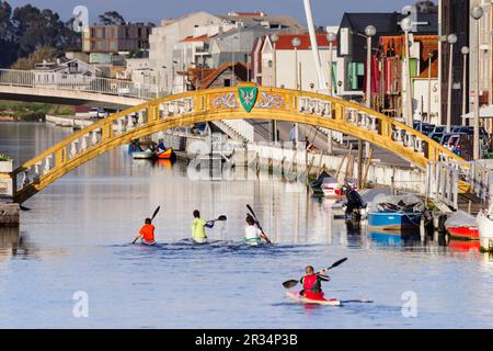 Piraguistas, Puente de Carcavelos dos ,mediados del siglo XX, point de uníón entre la salinas y los antiguos almacenes de sal , canal de San Roque, Aveiro, Beira Litoral, Portugal, Europa. Banque D'Images