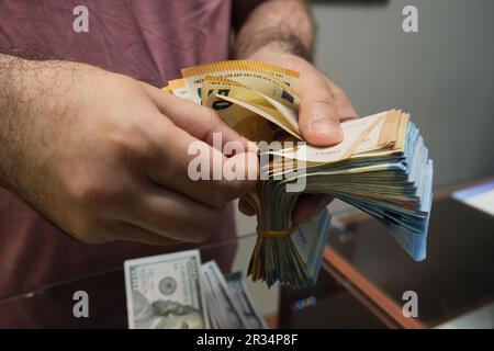 Homme d'affaires comptant des euros. Business Crisis finance concept Euro. Gros plan d'une main comptant les euros de papier. Financement des changes. Banque D'Images