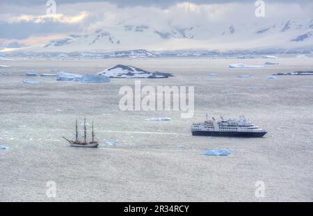 Barque Europa Cruising à côté de Silver Explorer en Antarctique Banque D'Images
