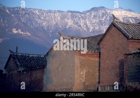 Une maison sur une rivière dans le paysage à la ville de Dali sur le lac ER Hai dans la province du Yunnan en Chine en Asie de l'est. Chine, Yunnan, avril 199 Banque D'Images