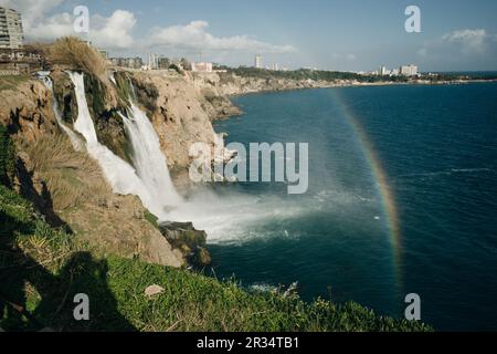 Les chutes de Duden inférieures tombent d'une falaise rocheuse tombant d'environ 40 m dans la mer Méditerranée, Antalya, turquie. Photo de haute qualité Banque D'Images