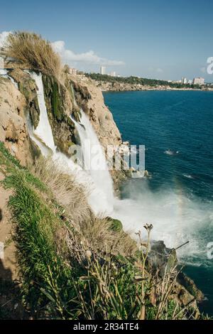 Les chutes de Duden inférieures tombent d'une falaise rocheuse tombant d'environ 40 m dans la mer Méditerranée, Antalya, turquie. Photo de haute qualité Banque D'Images