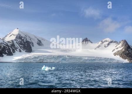 Montagnes enneigées et rochers de l'Antarctique Banque D'Images