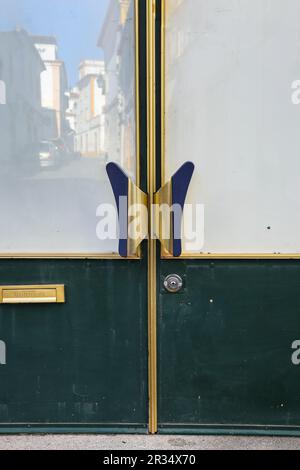 Evora, Portugal- 10 octobre 2022: Belle porte d'époque avec reflet de la rue sur le verre Banque D'Images