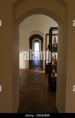 Evora, Portugal- 10 octobre 2022: Couloir du Musée d'Art Sacré avec spectacles Banque D'Images