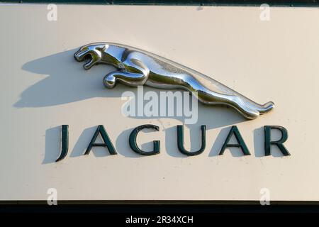 Signalisation à l'extérieur d'une salle d'exposition de voitures Jaguar à Wakefield, West Yorkshire, Royaume-Uni Banque D'Images