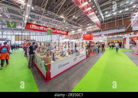 Turin, Italie - 2023 22 mai: Livres exposés sur des stands d'éditeurs dans le pavillon ovale de Salone Internazionale del Librano di Torino (Turin internationale Banque D'Images