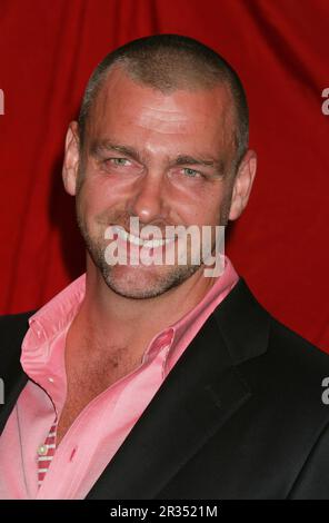 Ray Stevenson en arrivant à la première du « Roi Arthur » au théâtre Ziegfeld à New York, sur 28 juin 2004. Crédit photo : Henry McGee/MediaPunch Banque D'Images