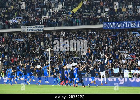 Empoli, Italie. 22nd mai 2023. Stade Carlo Castellani, Empoli, Italie, 22 mai 2023, Les équipes d'Empoli sous les supporters célèbrent la victoire pendant Empoli FC vs Juventus FC - football italien série A Match Credit: Live Media Publishing Group/Alay Live News Banque D'Images