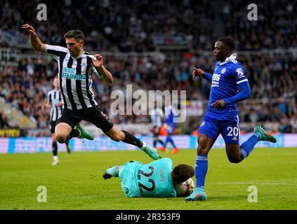 Fabian Schar (à gauche) de Newcastle United dépasse le gardien de but Nick Pope lors du match de la Premier League à St. Parc James, Newcastle upon Tyne. Date de la photo: Lundi 22 mai 2023. Banque D'Images