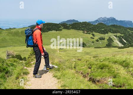 Randonneur devant le Mont Kampenwand Banque D'Images