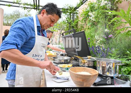 Londres, Royaume-Uni. 22nd mai 2023. Chelsea, Londres, Royaume-Uni sur 22 mai 2023. Francesco Mazzei, chef calabrais renommé, cuisine dans le jardin méditerranéen des Hamptons au RHS Chelsea Flower Show à l'hôpital Royal Chelsea, Londres, Royaume-Uni, sur 22 mai 2023. Credit: Francis Knight/Alay Live News Banque D'Images