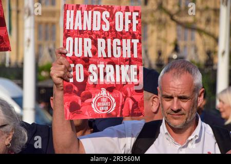 Londres, Royaume-Uni. 22nd mai 2023. Des membres du Syndicat des Brigades de pompiers participent au rassemblement. Plusieurs syndicats se sont réunis sur la place du Parlement pour protester contre les lois anti-grève. Credit: Vuk Valcic/Alamy Live News Banque D'Images