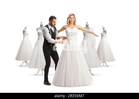Le designer de robe de mariée prend des mesures pour une robe isolée sur fond blanc Banque D'Images