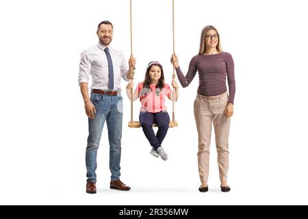 Mère et père debout à côté de la fille sur une balançoire en bois isolée sur fond blanc Banque D'Images