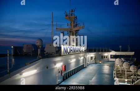 Vue sur le ferry MV Normandie, propriété de Brittany Ferries, qui quitte la côte française lors d'une traversée de nuit Banque D'Images