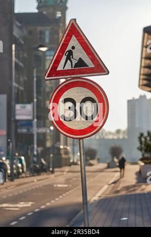 Panneaux de signalisation routière sur une rue Banque D'Images