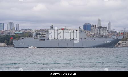 ISTANBUL, TURKIYE - 23 AVRIL 2023 : navire TCG Anadolu passant par le Bosphore Banque D'Images