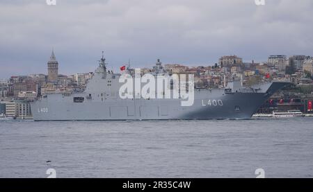 ISTANBUL, TURKIYE - 23 AVRIL 2023 : navire TCG Anadolu passant par le Bosphore Banque D'Images