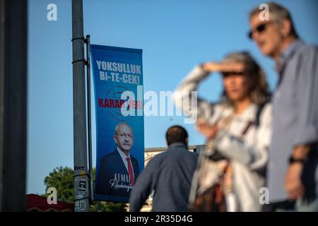 Les gens se tiennent près des affiches promotionnelles du chef de l'opposition, le président du Parti populaire républicain (CHP) Kemal Kilicdaroglu, qui est candidat aux élections présidentielles qui ont eu lieu au deuxième tour à Karakoy. Des affiches promotionnelles du président de la République de Turquie Recep Tayyip Erdogan et du chef de l'opposition, le président du Parti populaire républicain (CHP) Kemal Kilicdaroglu, qui sont candidats aux élections présidentielles du deuxième tour, ont été exposées dans certaines parties d'Istanbul. Les citoyens se rendront aux urnes pour voter sur 28 mai 2023. Banque D'Images