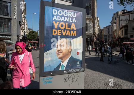 Une femme a été vue marcher à côté de l'affiche publicitaire avec la photo du Président de la République de Turquie, Recep Tayyip Erdogan, qui est candidat à l'élection présidentielle au deuxième tour. Des affiches promotionnelles du président de la République de Turquie Recep Tayyip Erdogan et du chef de l'opposition, le président du Parti populaire républicain (CHP) Kemal Kilicdaroglu, qui sont candidats aux élections présidentielles du deuxième tour, ont été exposées dans certaines parties d'Istanbul. Les citoyens se rendront aux urnes pour voter sur 28 mai 2023. Banque D'Images