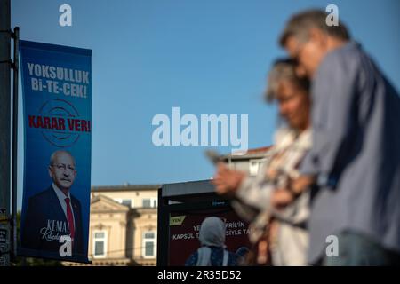 Les gens se tiennent près des affiches promotionnelles du chef de l'opposition, le président du Parti populaire républicain (CHP) Kemal Kilicdaroglu, qui est candidat aux élections présidentielles qui ont eu lieu au deuxième tour à Karakoy. Des affiches promotionnelles du président de la République de Turquie Recep Tayyip Erdogan et du chef de l'opposition, le président du Parti populaire républicain (CHP) Kemal Kilicdaroglu, qui sont candidats aux élections présidentielles du deuxième tour, ont été exposées dans certaines parties d'Istanbul. Les citoyens se rendront aux urnes pour voter sur 28 mai 2023. Banque D'Images