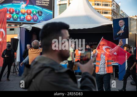 Un homme tenant sa photo et le drapeau turc en faveur du Président de la République de Turquie Recep Tayyip Erdogan, candidat à l'élection présidentielle, qui est au second tour vu au point de campagne électorale à Kadikoy Pier. Des affiches promotionnelles du président de la République de Turquie Recep Tayyip Erdogan et du chef de l'opposition, le président du Parti populaire républicain (CHP) Kemal Kilicdaroglu, qui sont candidats aux élections présidentielles du deuxième tour, ont été exposées dans certaines parties d'Istanbul. Les citoyens se rendront aux urnes pour voter sur 28 mai 2023. Banque D'Images