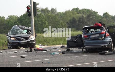 Mechernich, Allemagne. 22nd mai 2023. Deux véhicules détruits sont stationnés sur l'autoroute B 266 près de Mechernich. Deux femmes sont tuées dans l'accident, deux autres occupants du véhicule ont été blessés, certains gravement. Selon les premières informations fournies par un porte-parole de la police dans la soirée, un conducteur avait dépassé un véhicule et s'est écrasé dans deux voitures qui se trouvaient à côté l'une de l'autre à un feu rouge juste avant une intersection. Credit: Benoît Lickfeld/Nord-West-Media/dpa/Alay Live News Banque D'Images