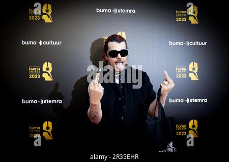 AMSTERDAM - Boaz Kok sur le tapis rouge, avant la présentation des Buma Awards à Tuschinski. Les prix sont remis aux compositeurs, aux paroliers et à leurs éditeurs de musique dans diverses catégories. ANP RAMON VAN FLYMEN pays-bas sortie - belgique sortie Banque D'Images