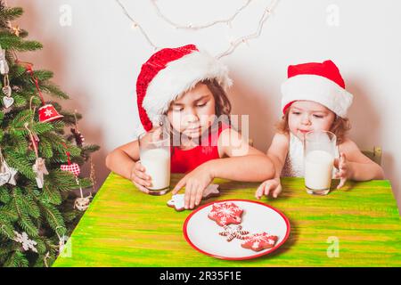 Deux jeunes filles près de l'arbre de Noël Banque D'Images