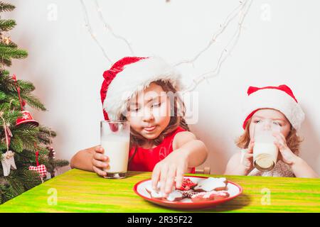 Deux jeunes filles près de l'arbre de Noël Banque D'Images