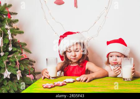 Deux jeunes filles près de l'arbre de Noël Banque D'Images