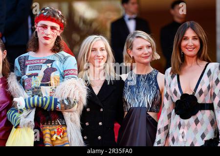 Luke Barker, Mia Wasikowska, Mathieu Demy, Elsa Zylberstein, Jessica Hausner, Amir El-Masry et Ksenia Devriendt assistent à la première du 'Club Zero' lors du Festival de Cannes 76th au Palais des Festivals de Cannes, France, le 22 mai 2023. Banque D'Images