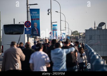 Les gens marchent sur le pont de Galata, où les affiches promotionnelles du chef de l'opposition, le président du Parti populaire républicain (CHP) Kemal Kilicdaroglu, qui est candidat aux élections présidentielles, qui ont eu lieu au deuxième tour, ont été pendues. Des affiches promotionnelles du président de la République de Turquie Recep Tayyip Erdogan et du chef de l'opposition, le président du Parti populaire républicain (CHP) Kemal Kilicdaroglu, qui sont candidats aux élections présidentielles du deuxième tour, ont été exposées dans certaines parties d'Istanbul. Les citoyens se rendront aux urnes pour voter sur 28 mai 2023. (Photo d'Onur dogma Banque D'Images