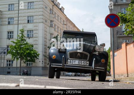 Citroën 2CV du 70s avec phares carrés garés sur le côté de la route Banque D'Images