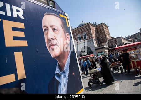 Les gens passent par une photo du Président de la République de Turquie, Recep Tayyip Erdogan, qui est candidat à l'élection présidentielle au deuxième tour de la place Eminonu. Des affiches promotionnelles du président de la République de Turquie Recep Tayyip Erdogan et du chef de l'opposition, le président du Parti populaire républicain (CHP) Kemal Kilicdaroglu, qui sont candidats aux élections présidentielles du deuxième tour, ont été exposées dans certaines parties d'Istanbul. Les citoyens se rendront aux urnes pour voter sur 28 mai 2023. (Photo par Onur Dogman/SOPA Images/Sipa USA) Banque D'Images