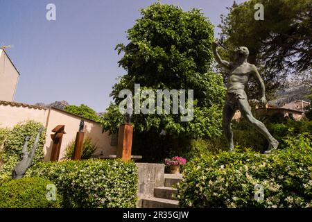 Foner, escultura de bronce, Llorenç Roselló, Edificio de estilo modernista de CAN Prunera, siglo XX, jardin Javier Mayol Mundo, Capapuig, Soller, Sierra de Tramuntana, Mallorca, îles baléares, espagne, europe. Banque D'Images