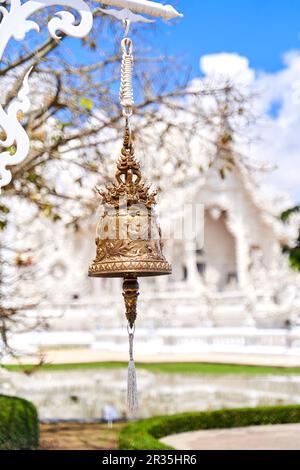 Le design exquis et le détail du célèbre Wat Rong Khun, également connu sous le nom de Temple blanc, situé à Chiang Rai, dans le nord de la Thaïlande. Banque D'Images