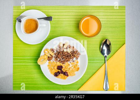 Un petit déjeuner de muesli, d'espresso et de jus d'orange (vu d'en haut) Banque D'Images