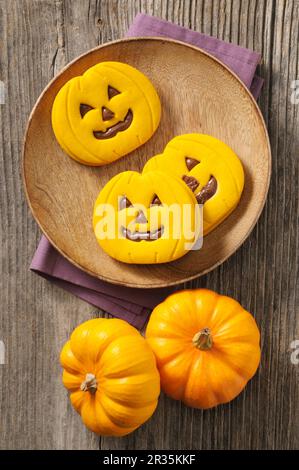 Biscuits de citrouille d'Halloween avec garniture au chocolat Banque D'Images