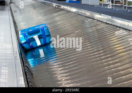 Les valises des passagers tournent sur la ceinture à l'aéroport Banque D'Images