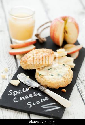 Un scone au fromage avec du beurre aux herbes, du fromage et de la pomme Banque D'Images