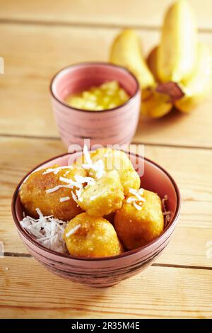 Bananes frites avec sauce à l'ananas Banque D'Images